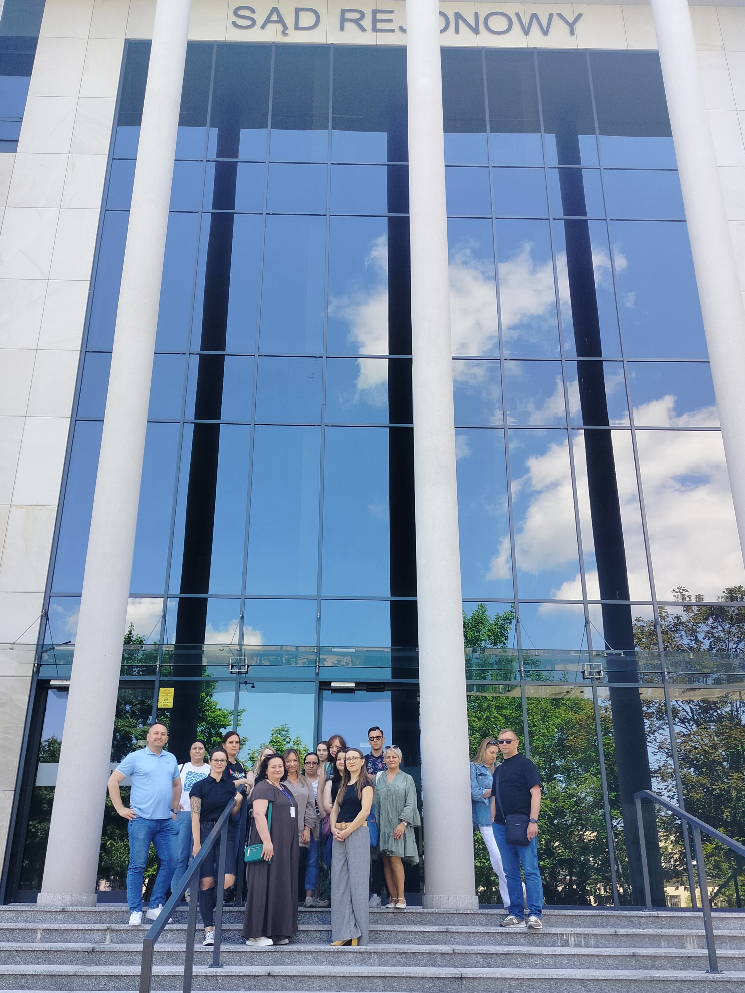 Grupa studentów przed budynkiem sądu