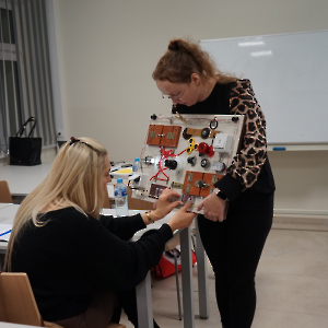 ELEMENTY INTEGRACJI SENSORYCZNEJ W PRACY NAUCZYCIELA PRZEDSZKOLA i KLAS I-III SZKOŁY PODSTAWOWEJ 