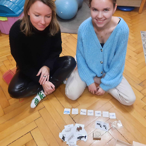 Studentki pedagogiki korzystają z pomocy Montessori w warunkach domowych - kliknij, aby powiększyć