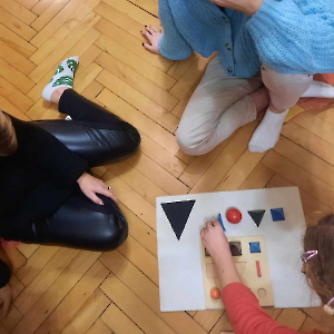 Studentki pedagogiki korzystają z pomocy Montessori w warunkach domowych - kliknij, aby powiększyć
