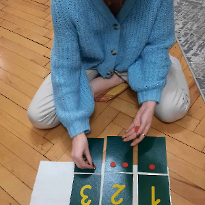 Studentki pedagogiki korzystają z pomocy Montessori w warunkach domowych - kliknij, aby powiększyć