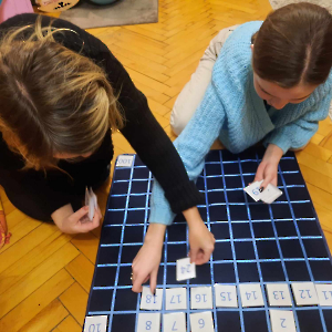 Studentki pedagogiki korzystają z pomocy Montessori w warunkach domowych - kliknij, aby powiększyć