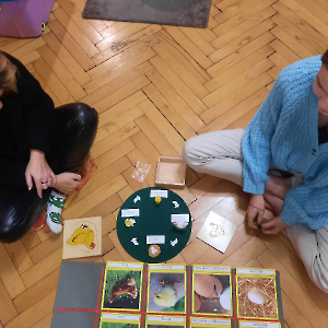 Studentki pedagogiki korzystają z pomocy Montessori w warunkach domowych - kliknij, aby powiększyć