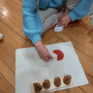 Studentki pedagogiki korzystają z pomocy Montessori w warunkach domowych - kliknij, aby powiększyć