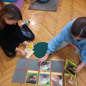 Studentki pedagogiki korzystają z pomocy Montessori w warunkach domowych - kliknij, aby powiększyć