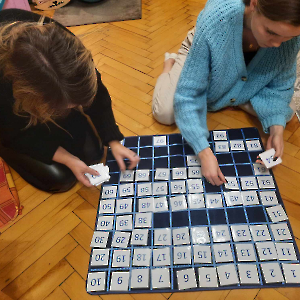 Studentki pedagogiki korzystają z pomocy Montessori w warunkach domowych - kliknij, aby powiększyć